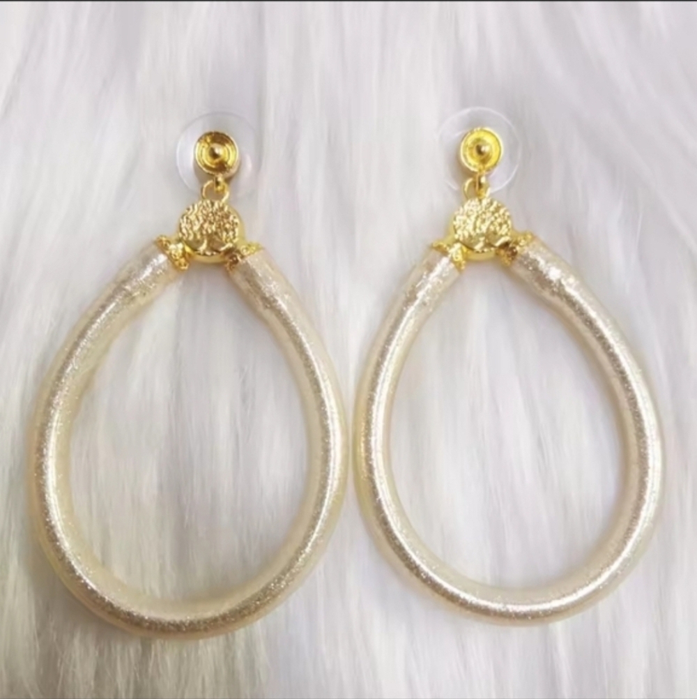 Budha Budha All Weathers Womens Earrings . Color Cream
